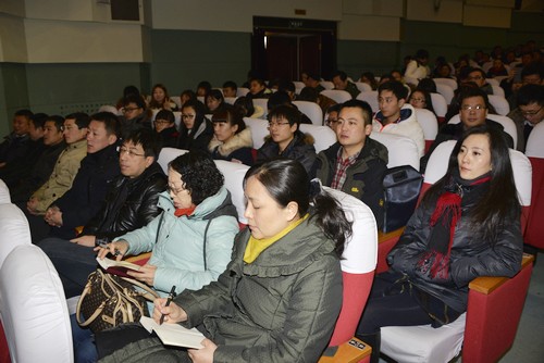 bbin下载师生代表认真聆听报告
