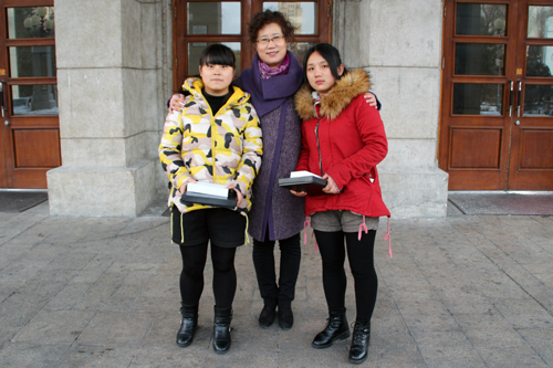 郝景芹女士(中)到bbin下载向张涵姿同学(左一)、魏明钰同学(右一)致谢